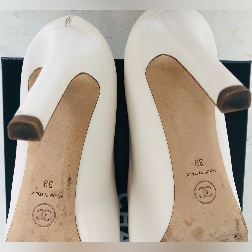 CHANEL Two-Tone Cap -Toe Pumps in Cream and Black .Size 39 - Picture 7 of 12